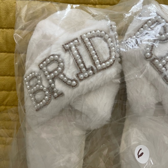 2 Pairs of Bridesmaids slippers Bride Tribe with faux fur and pearl accents - Picture 3 of 4